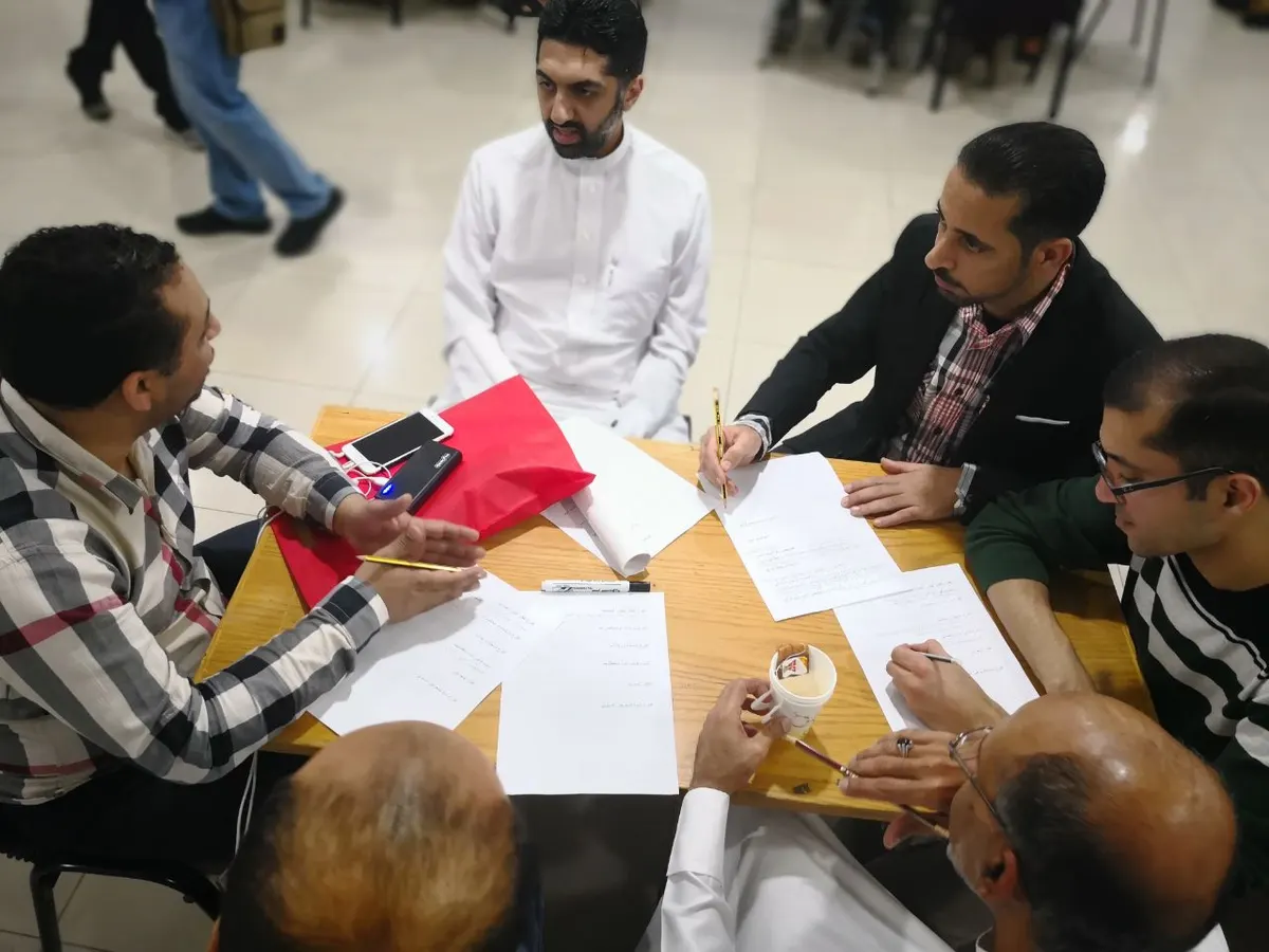 66 فوتوغرافياً يضعون بصمتهم في ديوانية الفوتوغرافيين 40 دقيقة من العصف الذهني تعيد صياغة جماعة التصوير