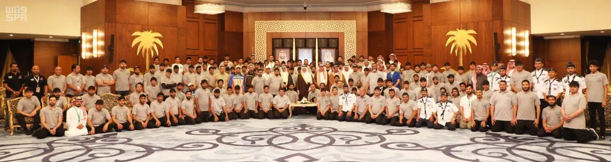 استضاف في "الاثنينية" مجموعة تمثل طلاب متوسطة الجبيل أمير الشرقية لفريق البحث والإنقاذ التطوعي: أنتم مثال يحتذى به