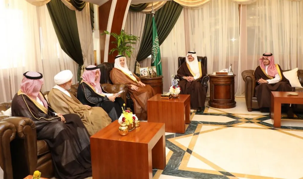 استقبل جمعاً من أهالي البلدة.. وأشاد بوقفتهم مع رجال الأمن ضد العابثين أمير الشرقية: العوامية جزء غالٍ من الوطن.. وأبناؤها خدموا الدولة في شتى المجالات