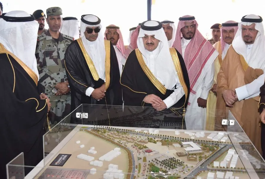 أمير الشرقية يضع حجر الأساس لتطوير وسط العوامية