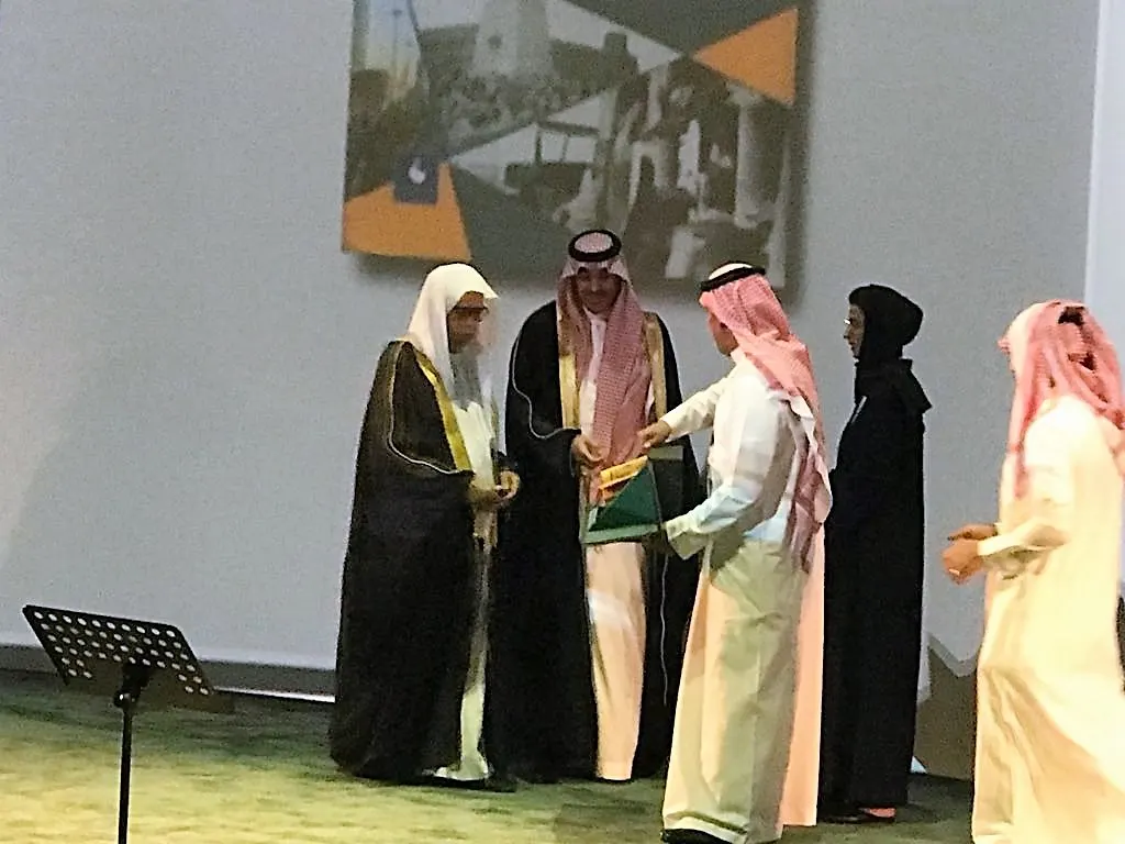 قبل قليل.. “الثقافة والإعلام” تكرم الشاعر عدنان العوامي