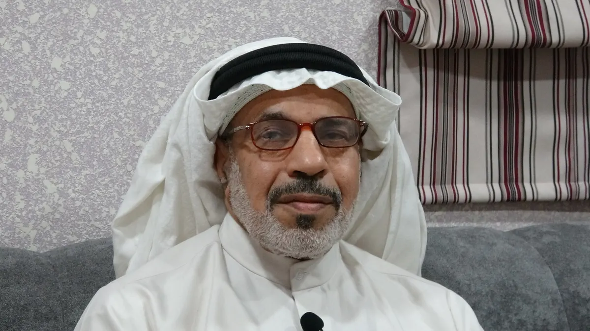 توفيق السيف معمّماً، والشيخ الحمود مدخناً، والفيلم صامت خاص: مقطع فيديو يوثّق احتفالاً بالمولد النبوي قبل 43 سنة في تاروت