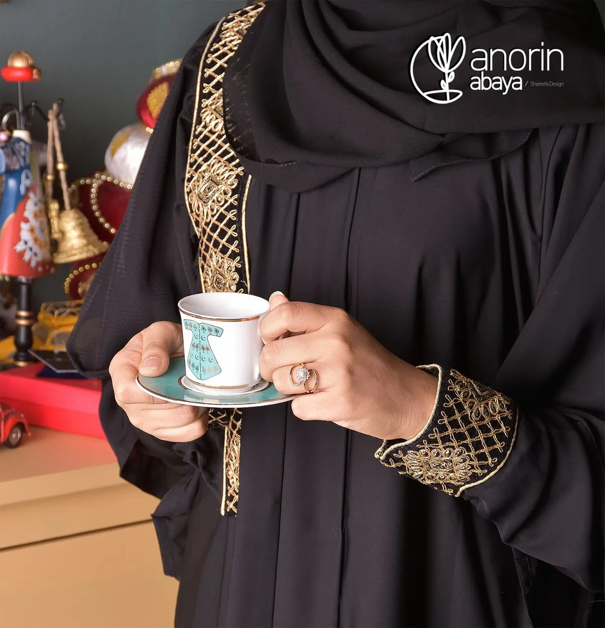 شريفة القلّاف: العباءات الملوّنة قادمة.. لكن الأسود هو سيد الألوان