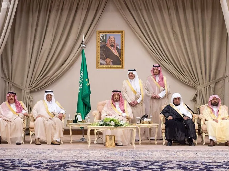 الخبر: الملك يستقبل الأمراء والمسؤولين والعلماء والمواطنين