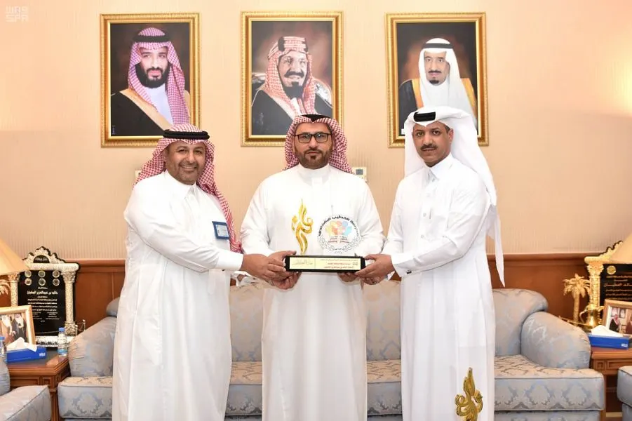محافظ القطيف مهنئاً قائد مدرسة الخطيب البغدادي: جائزة التميز تُحفز منسوبي التعليم