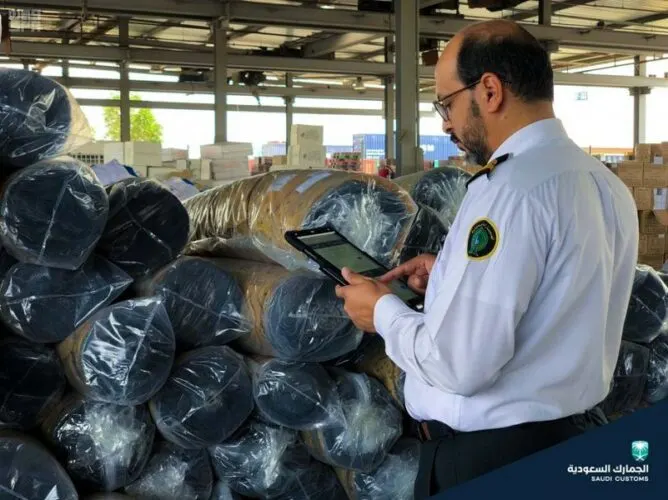 تخفيف التدابير الاحترازية على حركة الشاحنات في المنافذ البرية الخليجية
