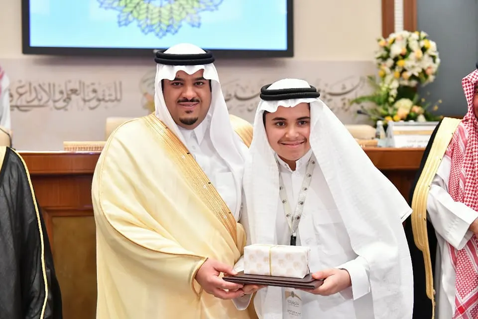 نائب أمير منطقة الرياض يكرم الطالب فراس الشماسي
