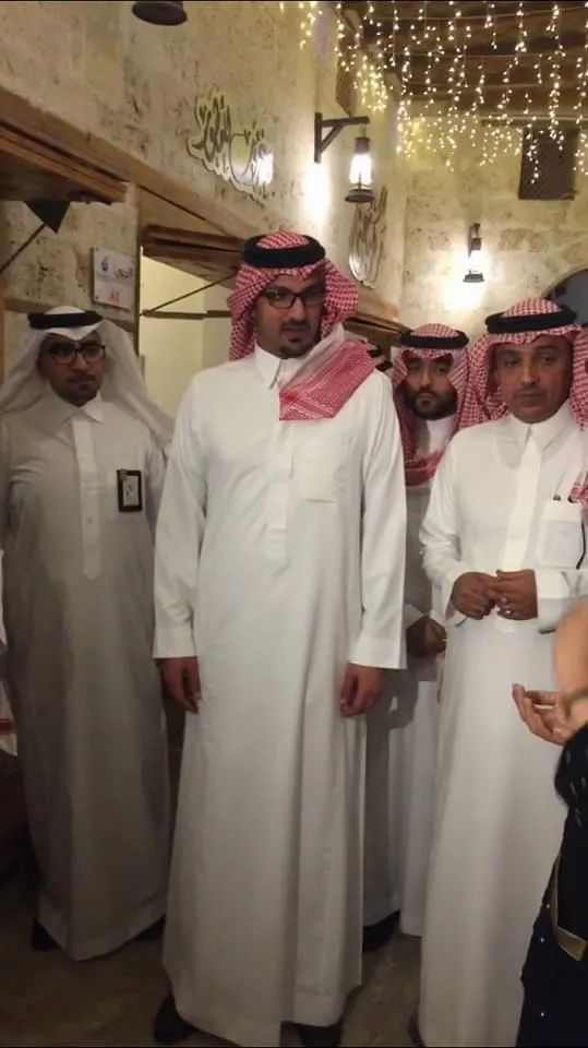 سعود بن خالد بن الفيصل يزور سوق الليل بمحافظة ينبع ويلتقي بالأسر المنتجة