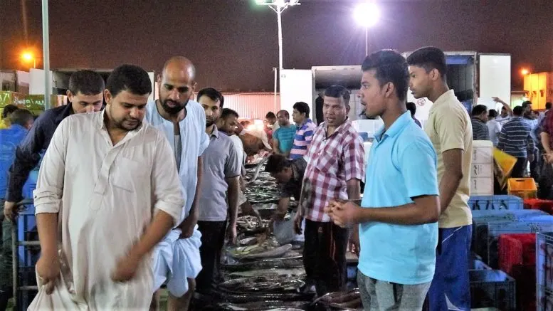 ساحة مفتوحة.. يحيطها التستُّر بالأسرار.. والأسوار [جولة] سوق السمك.. كأنك يا وزارة العمل “ما غزيتي”…!