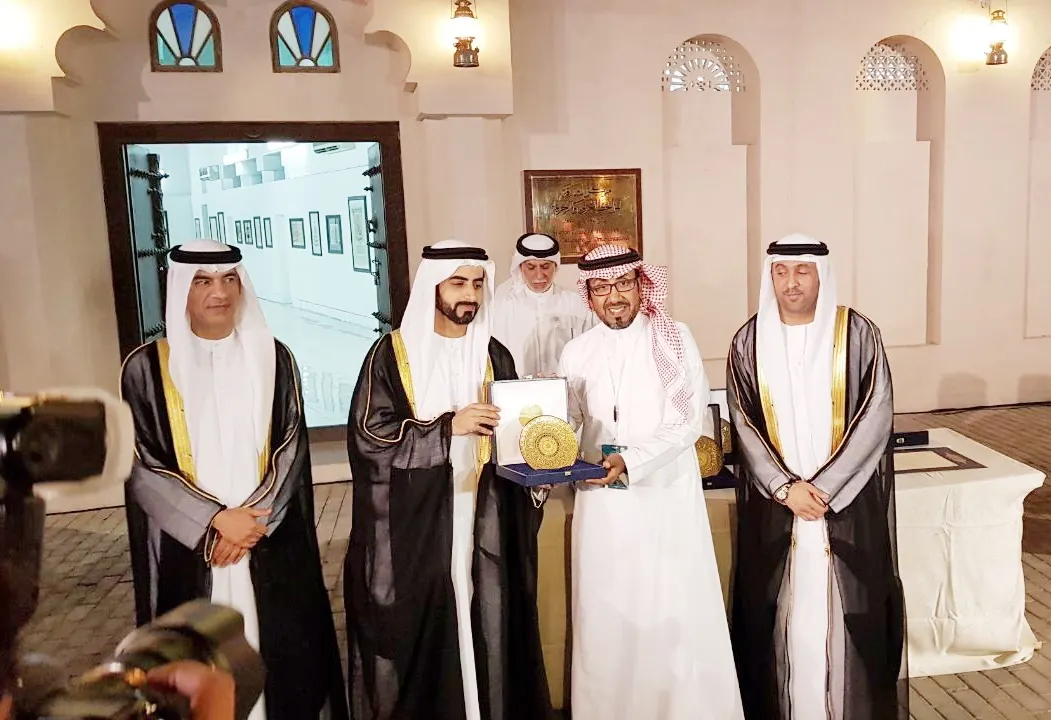 أوقّع أعمالي باسم عائلة أمي "عابد" عرفاناً لفضلها بعد دُبي.. ولي عهد الشارقة يكرم آل رضوان بجائزة “الخط الأصيل”