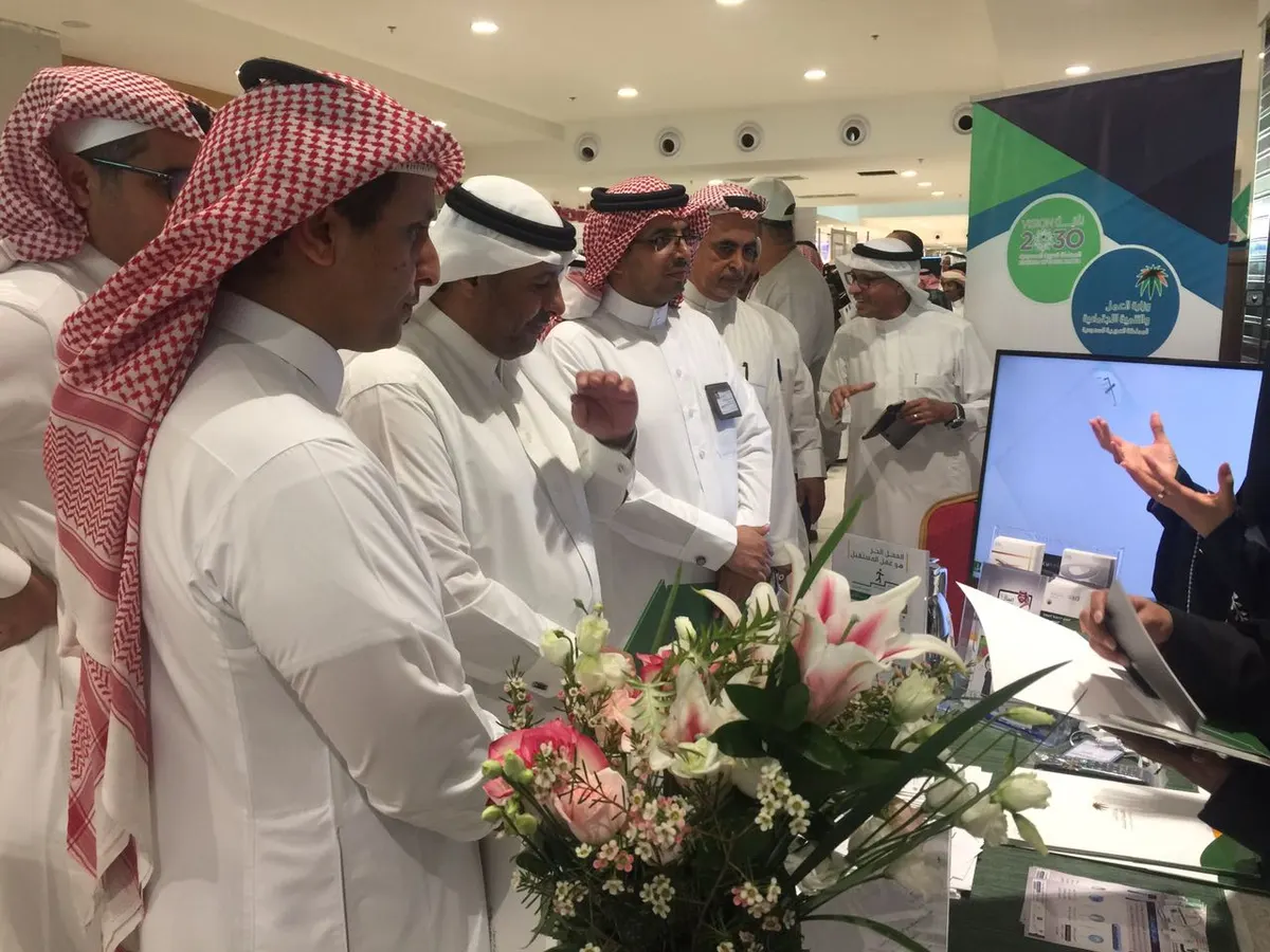 العمل الحر يستوقف الطلاب والمعلمين في معرض الأنشطة