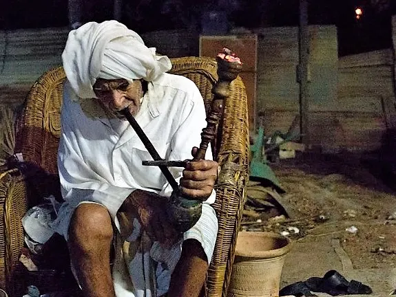"النارجيلة" وسيلة تدخين آيلة للانقراض “خِشْك” الحاج عون.. قبل التمر والماء…!