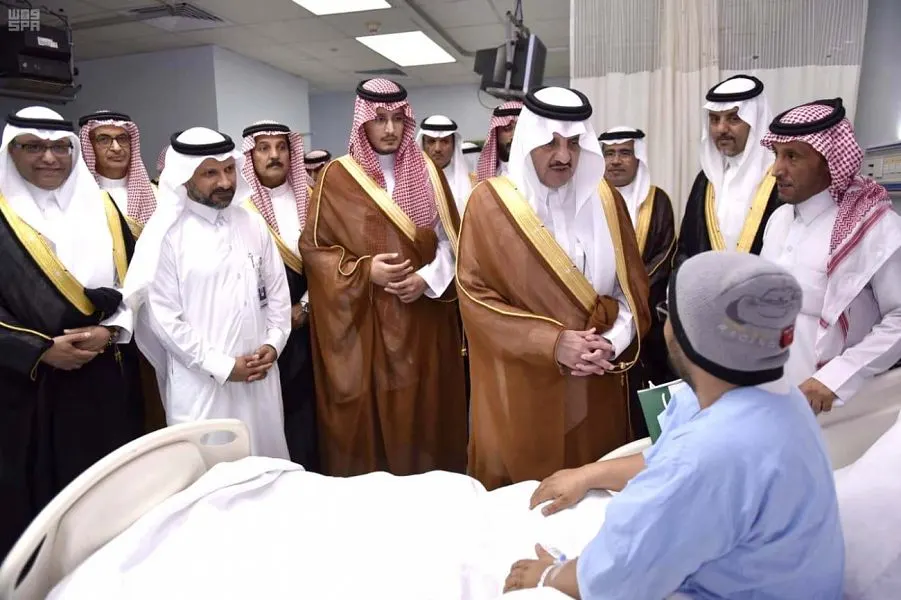 أمير الشرقية ونائبه يزوران المنومين في “تخصصي الدمام”