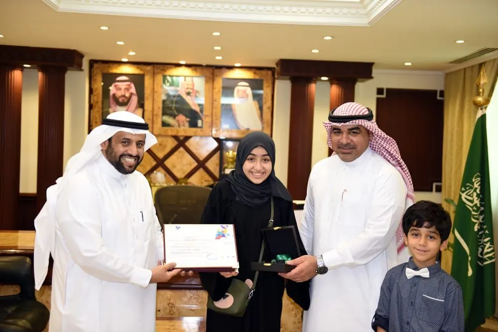 الشلعان مكرماً الطالبة شهد آل عباس: الإبداع لا سقف له
