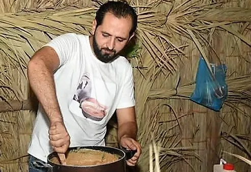 اكتشف مطبخ القطيف في المهرجانات.. وانضم إلى فريق توثيق الطبخات لبناني “يضرب” الهريسة.. و “يزبّط” العصيدة.. ويستبدل “اليخنة” بـ “الصالونة”