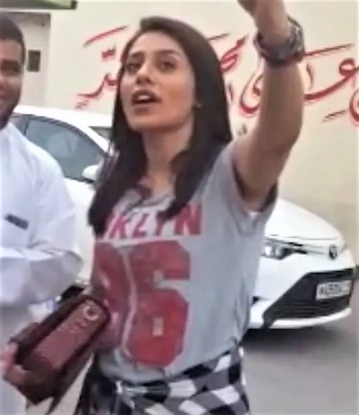عبارة "الصلاة على النبي" أوهمت بأن المكان في القطيف لا علاقة لفيديو الممثلة “إلهام” بسوق واقف القطيف.. ولا عباءات نسائها
