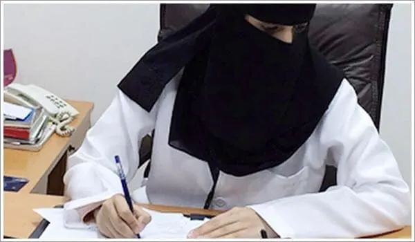 صحة الشرقية كرّمتها أمس.. وهي آخر من يعلم العبيدان.. خرّجها معهد القطيف.. وكرّمها الملك عبدالله.. و “صحة” الكومنولث