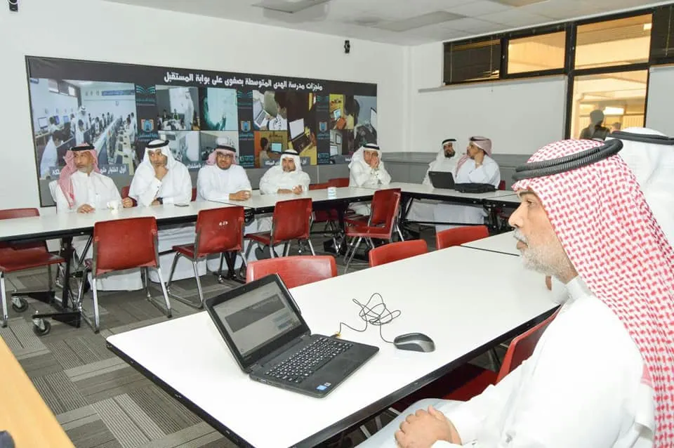 مدرسة الهدى المتوسطة تقود تعليم القطيف إلى صدارة التعليم الرقمي