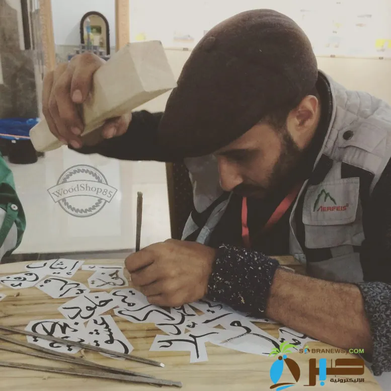 السعيدي.. من إصلاح الكراسي المكسورة.. إلى شغَف النحت