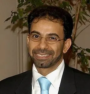 يحمل شهادَتيْ دكتوراه في الطب وبدأ حياته في جامعة الملك فيصل آل توفيق يحصل على جائزة الجمعية الملكية البريطانية تقديراً لأبحاثه الطبية