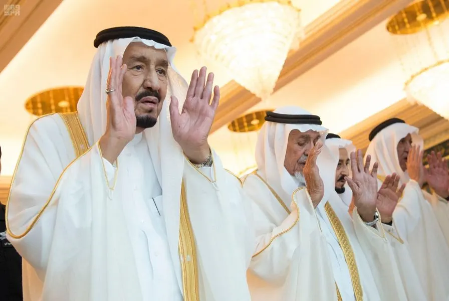 خادم الحرمين يؤدي صلاة عيد الفطر مع جموع المصلين بالمسجد الحرام.. ويستقبل المهنئين