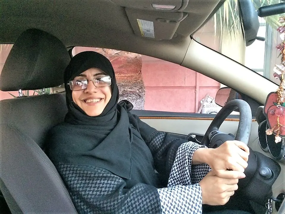 [صور وفيديو] عالية فريد.. سائقة في زمن المنع.. ولن تقود في 10/10