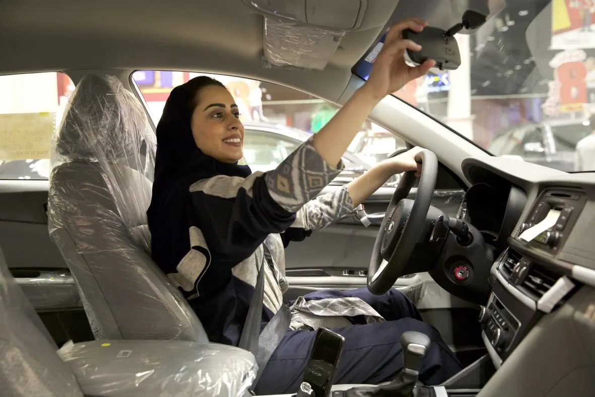 الإقبال على شراء السيارات زاد 10% بعد السماح للنساء بالقيادة