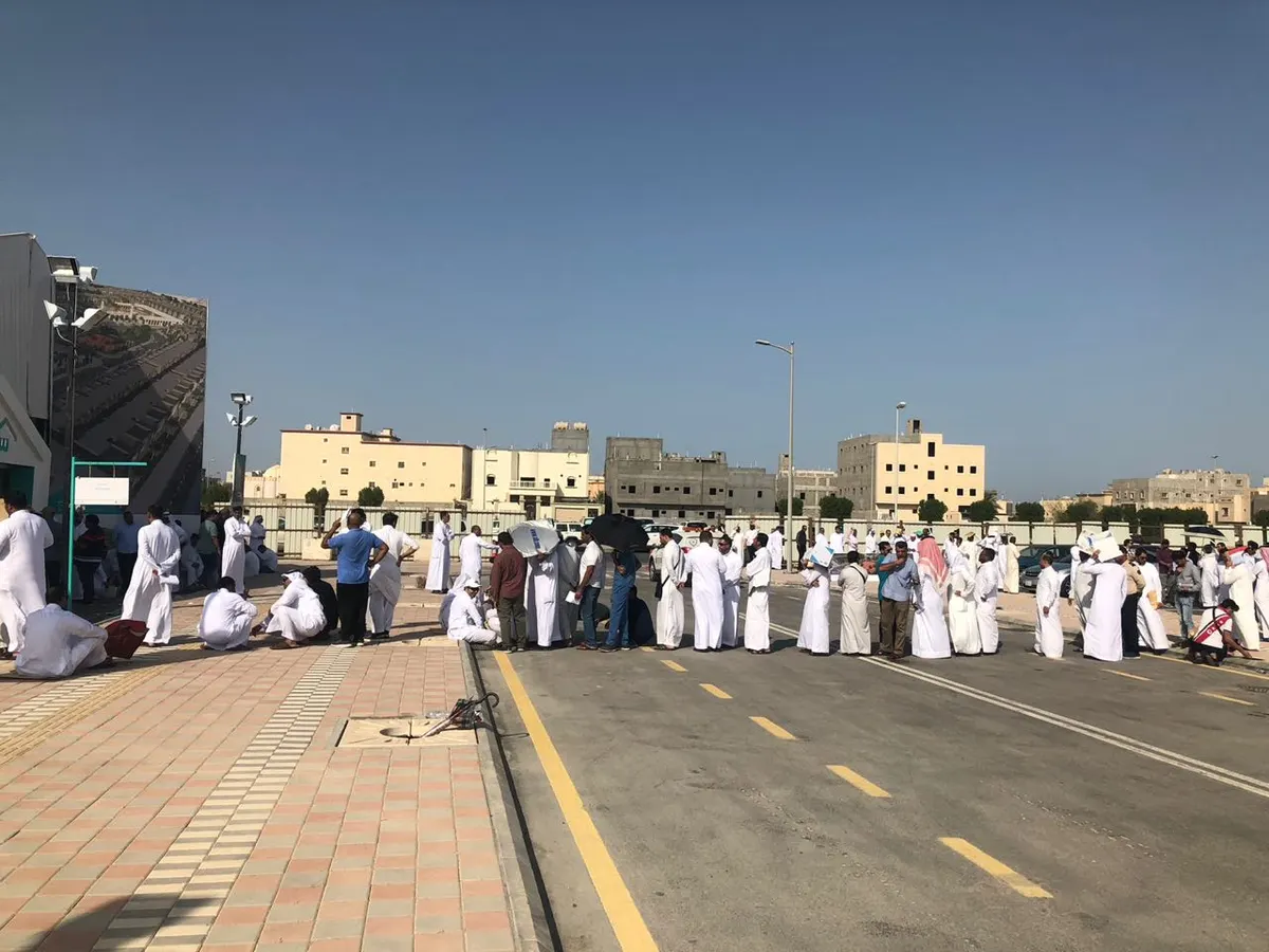 [فيديو] مراجعو إسكان القطيف: طابور تحت الشمس.. وفوضى في الاستقبال