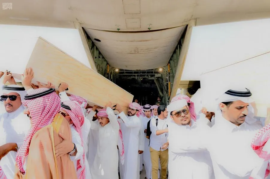 الملك يوجه باستقبال جثماني المبتعثين آل راكة في مطار نجران