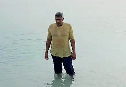 آل فريد.. “شهوة” سِباحة قادته إلى إنقاذ طفل سحبه بحر راس تنورة