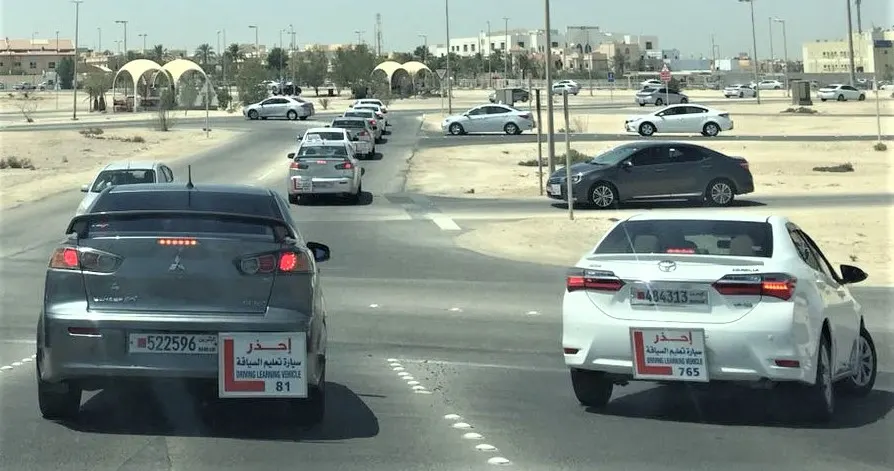 شوارع المنامة تزدحم بسيارات تحمل لوحات "احذر.. سيارة تعليم السياقة" [فيديو وصور] من “الكشّهْ” إلى “الرخصة”.. رحلة السعوديات في البحرين