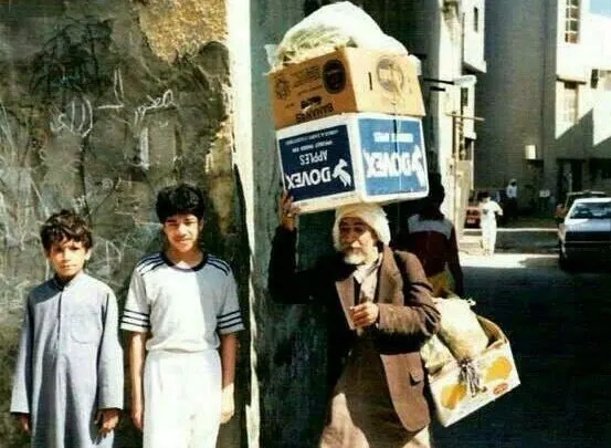 بدأ حياته بـ "محش".. وعمل "أكـّارْ" و "سمّاك".. وبائعاً متجولاً “عباس الحساوي”.. هرب متستراً بالظلام ليلحق بوالده في القطيف