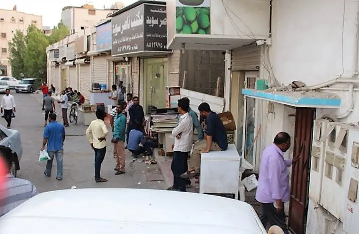 تجمع شللي يومي.. وافتراش أرصفة.. وحالات مريبة في “باب الشمال”.. مأساة اجتماعية اسمها “العمالة الأجنبية العازبة”