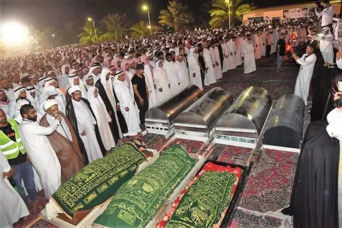 [فيديو وصور] حليلة الأحساء تودّع ضحايا “حادث عُمان” في قبر جماعي