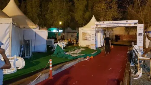 [فيديو وصور] [عاجل] الحجّاج يعيدون ترتيب ما بعثرته أمطار عرفة