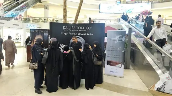 محطة ثانية لـ “سلامة عدساتك اللاصقة.. مهمتنا” في مجمع الراشد