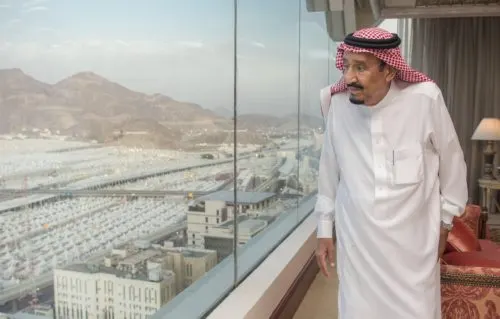 الملك في منى للإشراف على أعمال خدمات الحجاج