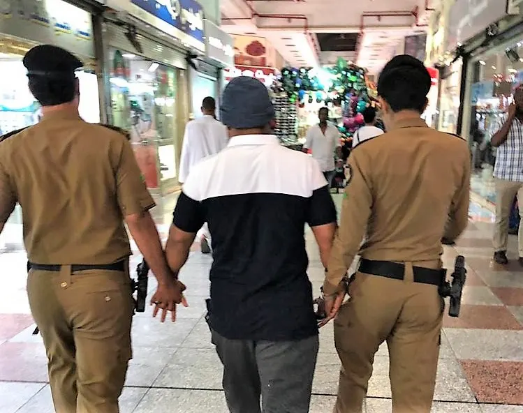 انتحل شخصية “مفتش”.. وتجوّل في المحلات.. فقُبض عليه