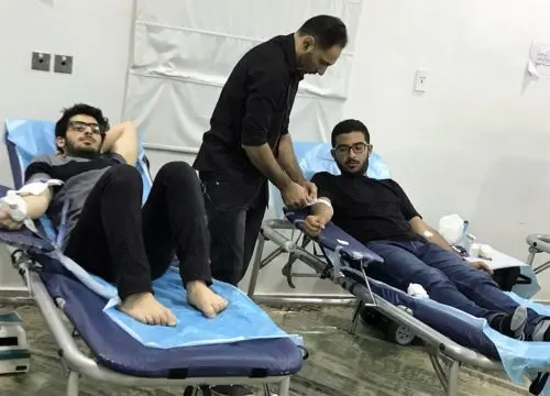 100 متبرع بالدم في الليلة الأولى من حملة مؤسسة الإمام الحسين
