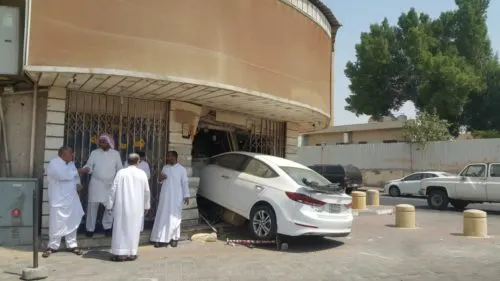 تحاشى سيارة.. فاقتحم محل “مال الله” في سوق مياس