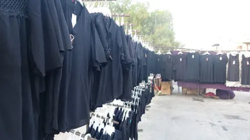 [صور] عاشوراء يقترب.. والأسواق تنتعش بـ “الملابس السوداء”