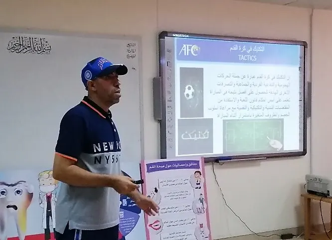 الدشيشي يحاضر في “تكتيك” كرة القدم لطلاب متوسطة عطاء بن أبي رباح