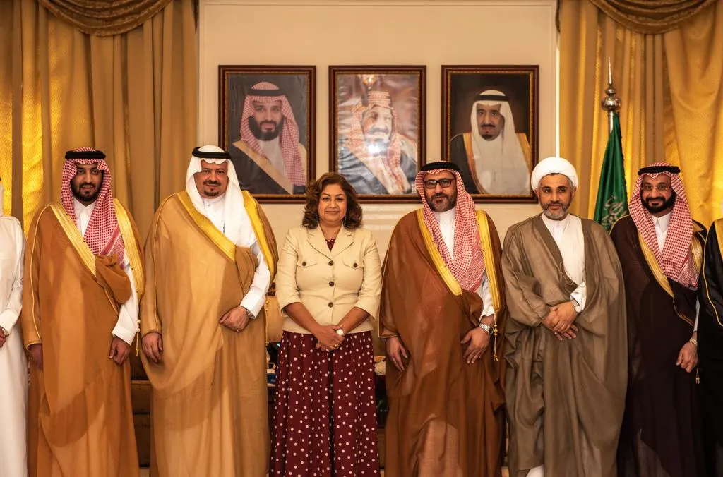 البلدية عرضت فيلماً وثائقياً عن المشاريع الحيوية الحالية والمستقبلية زيارة أمريكية رسمية تستطلع جهود الدولة في القطيف وتزور معالمها