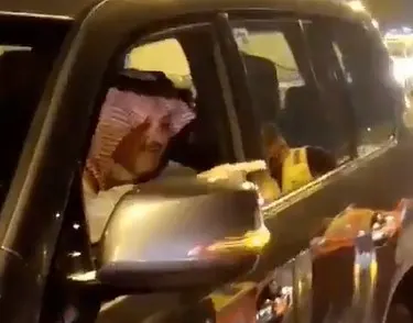 [فيديو] الأمير سعود يبدأ بنفسه.. ويخرج شخصياً إلى مواقع تجمع الأمطار