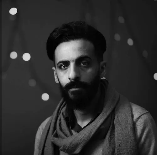 أنا مخرج مسرحي، فلا تسألني عن إخراج الأفلام [مشاغبات] البحراني المتعدد إبداعياً حسين عبدعلي: أنا قطرة عرَق بين شفتي راقصة باليه…!