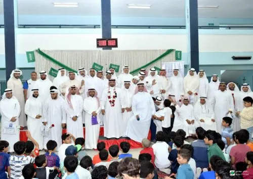 “محمد بن أبي بكر” تكرم المعلمين.. والطلاب يقدمون الورد