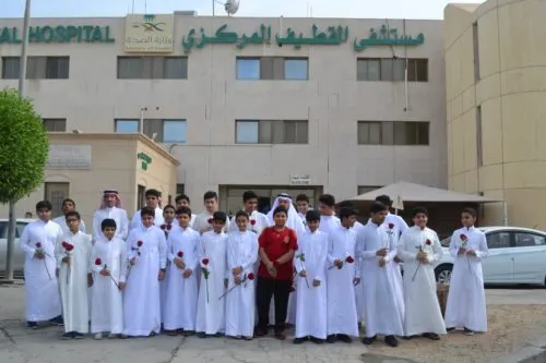 ورد متوسطة “عطاء بن أبي رباح” لمرضى مركزي القطيف