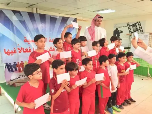 أم الحمام : معلم يقدم هدايا مالية للمتميزين في مدرسة ابن بطوطة
