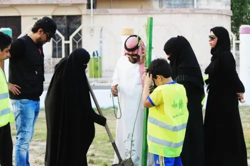 صفوى: ستينية تقود فريقًا تطوعيًا ضمن حملة نزرعها لننعم بها