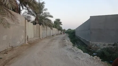الشاعر العوامي يستعين بذاكرته ويسير مشياً من "الجبَلة" إلى "الخميسية" غرب مستودعات "المجيدية" [رحلة مصوّرة] صُبرة تعبر أقدم طريق “شرَياني” ربط القطيف بسيهات والدمام